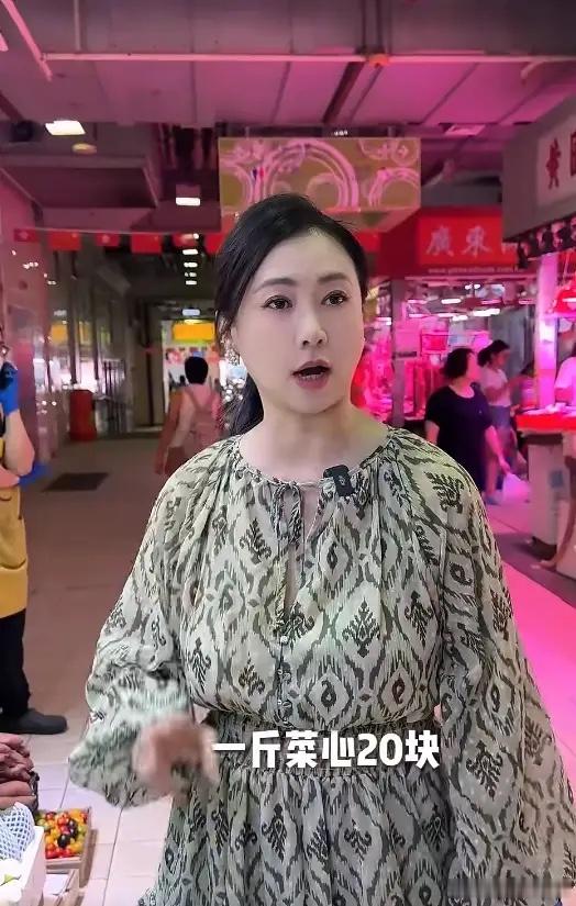 58岁翁虹回香港，亲自逛菜市场买菜下厨招待二姐！翁虹透露二姐曾担任她的财务，不过