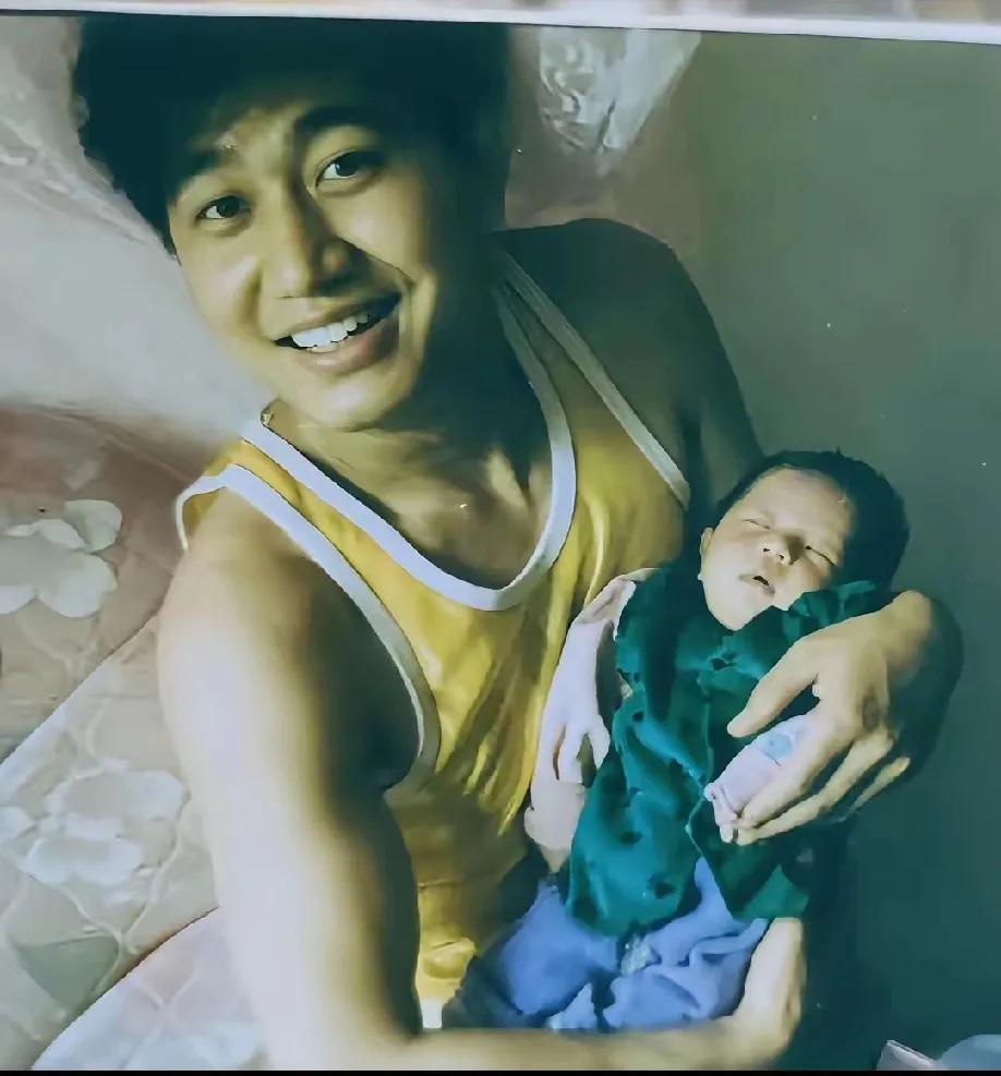 网友:
20年前爸爸抱着我vs20年后爸爸抱着我女儿，一转眼爸爸就老了……