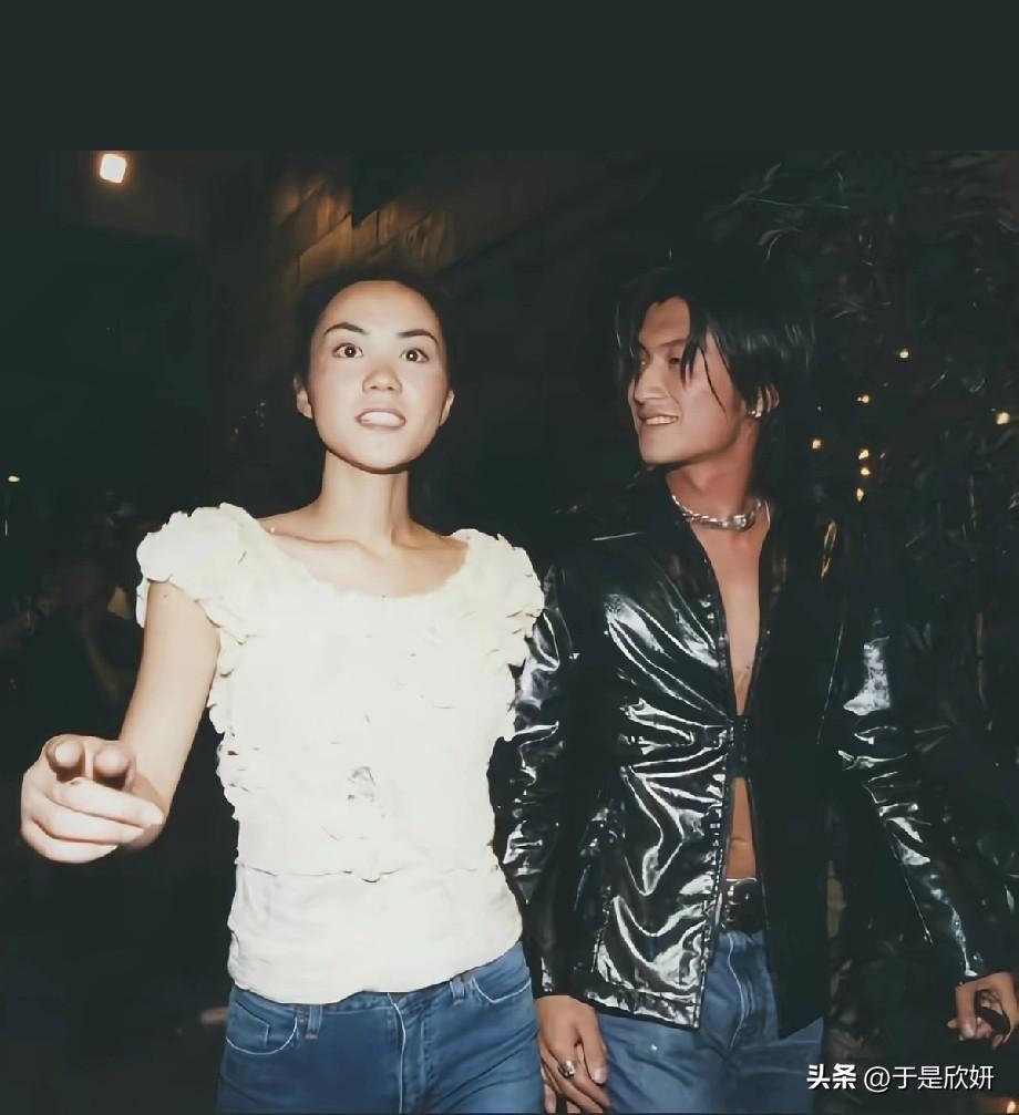 谢霆锋看王菲的眼神藏不住！旧照里的爱意都溢出来了，网友：这才是顶级偏爱
 
一张