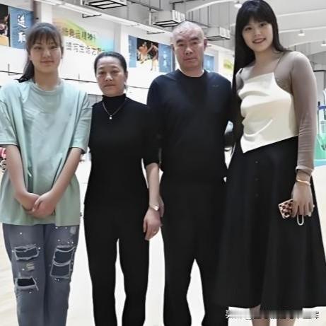 李月汝父亲李洪伟，山西长治人，身高1米90，是长钢普通工人，家中并无体育背景。