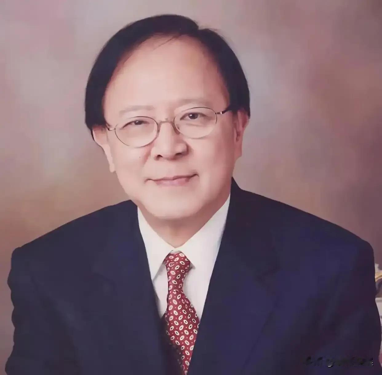香港娱乐圈演艺界泰斗钟景辉博士的安息礼在九龙城举行，港圈大佬纷纷来送别。
他是T