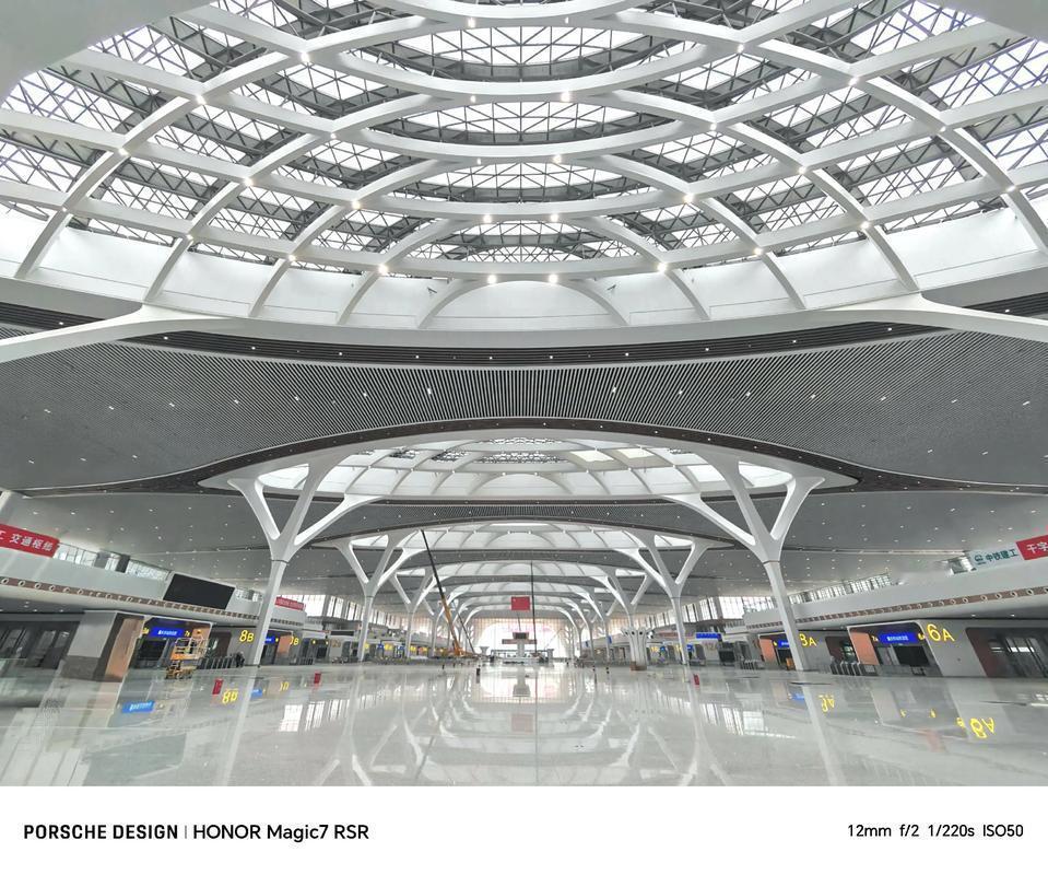 都别笑重庆东站没人了，过五年你再来看看？
现在刷抖音，经常能看到吐槽，东站稀稀拉