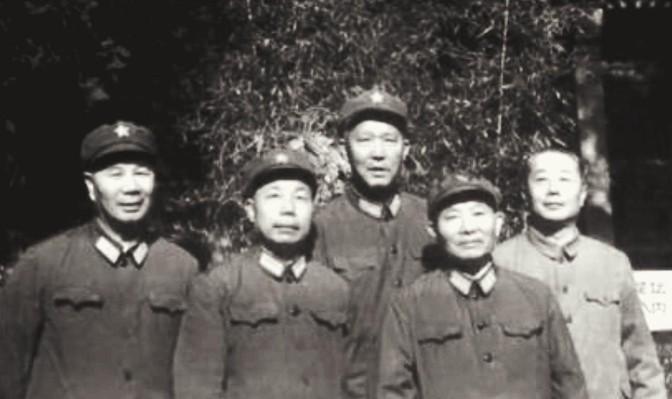 1960年，第63军军长傅崇碧少将在例行体检中，被检查出肾癌。听从医嘱，他外出散