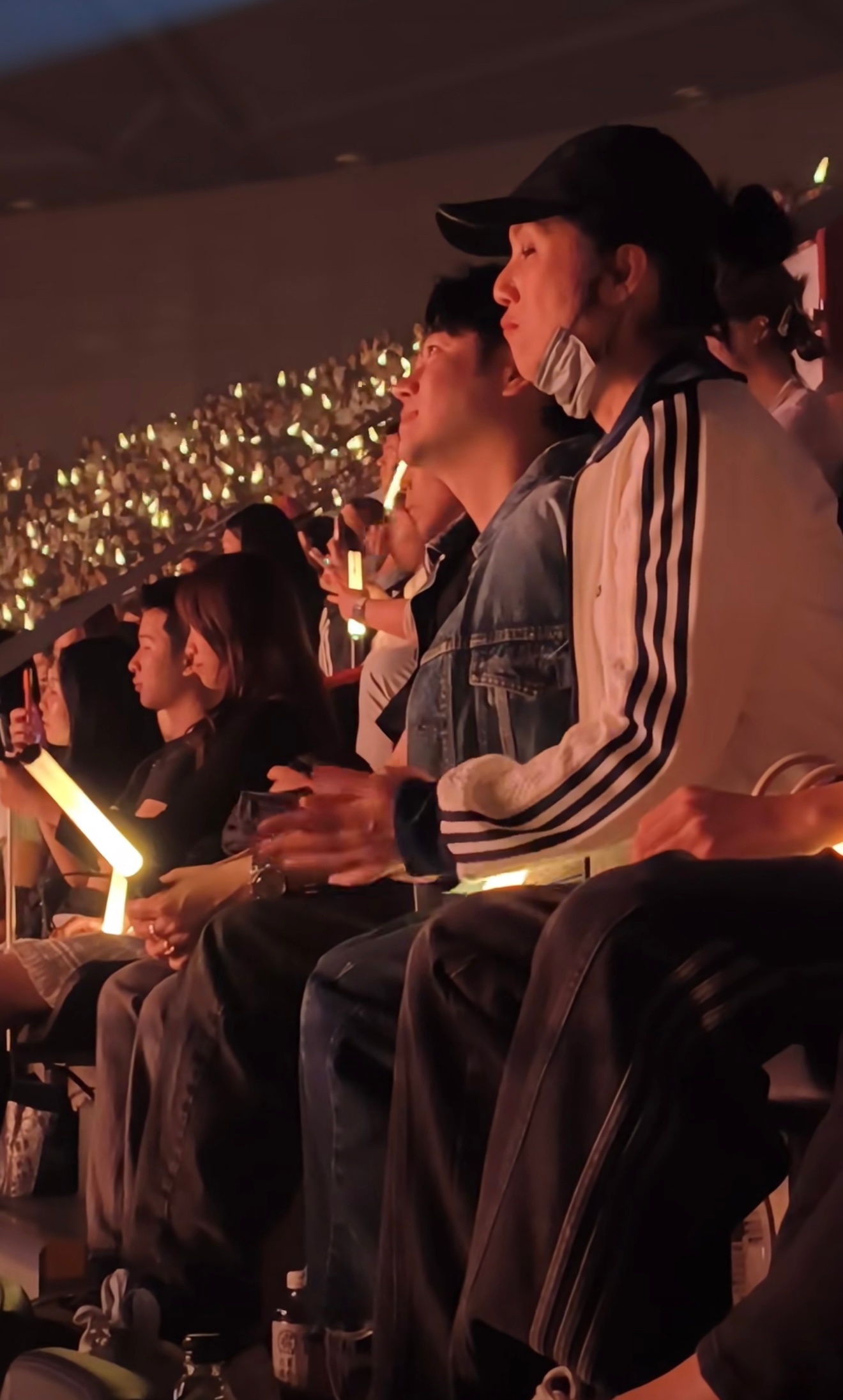 笑晕，今晚单依纯演唱会杨千嬅和陈奕迅都去看了，陈奕迅和李荣浩交情很好，结果出了这