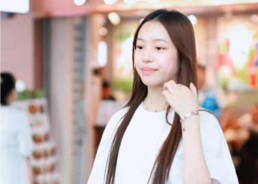 赵薇15岁女儿露面！身材不输妈，五官太像爸，俩细节暴露母女关系。2025年7月2
