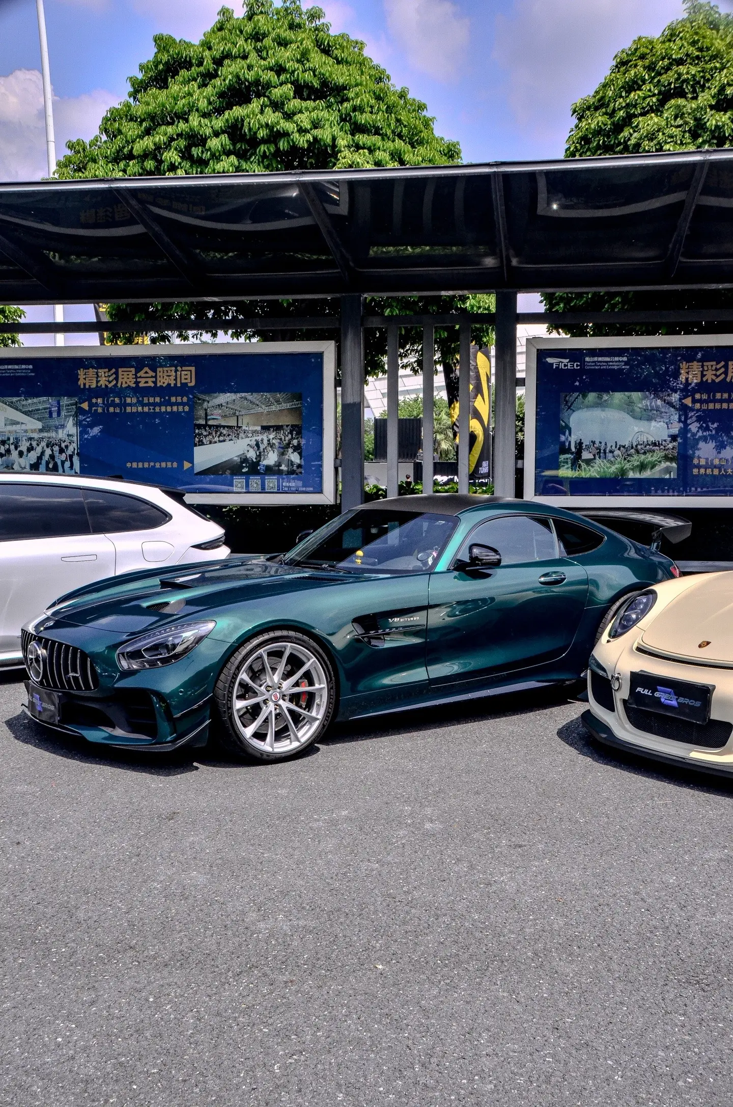 F1赛车官方领航车·绿魔·AMG·GT.后面的宝马M3好帅，可惜只拍了一张