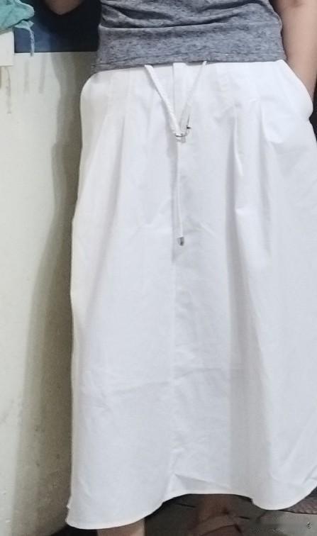 昨天，服务员搭配了以下

1.一条白底黑花长裙子，老公闺女都说好看，但我感觉她是