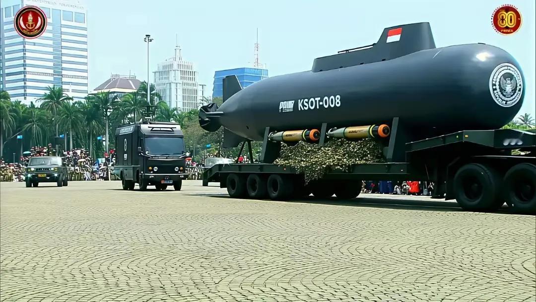 印尼首次公开其自主研制的KSOT无人潜艇原型艇。KSOT无人潜艇长约15米，宽2
