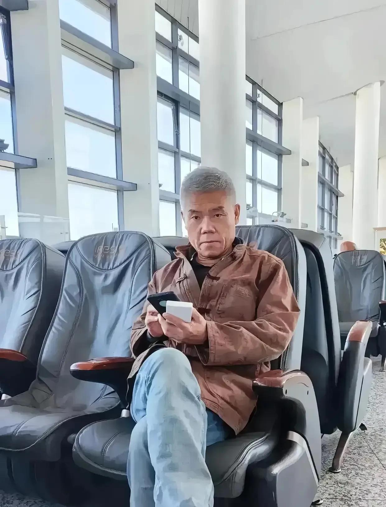 这是老胡吗？
我准备上去聊一下股票…
但看到他表情严峻，估计最近不少，
想想还是