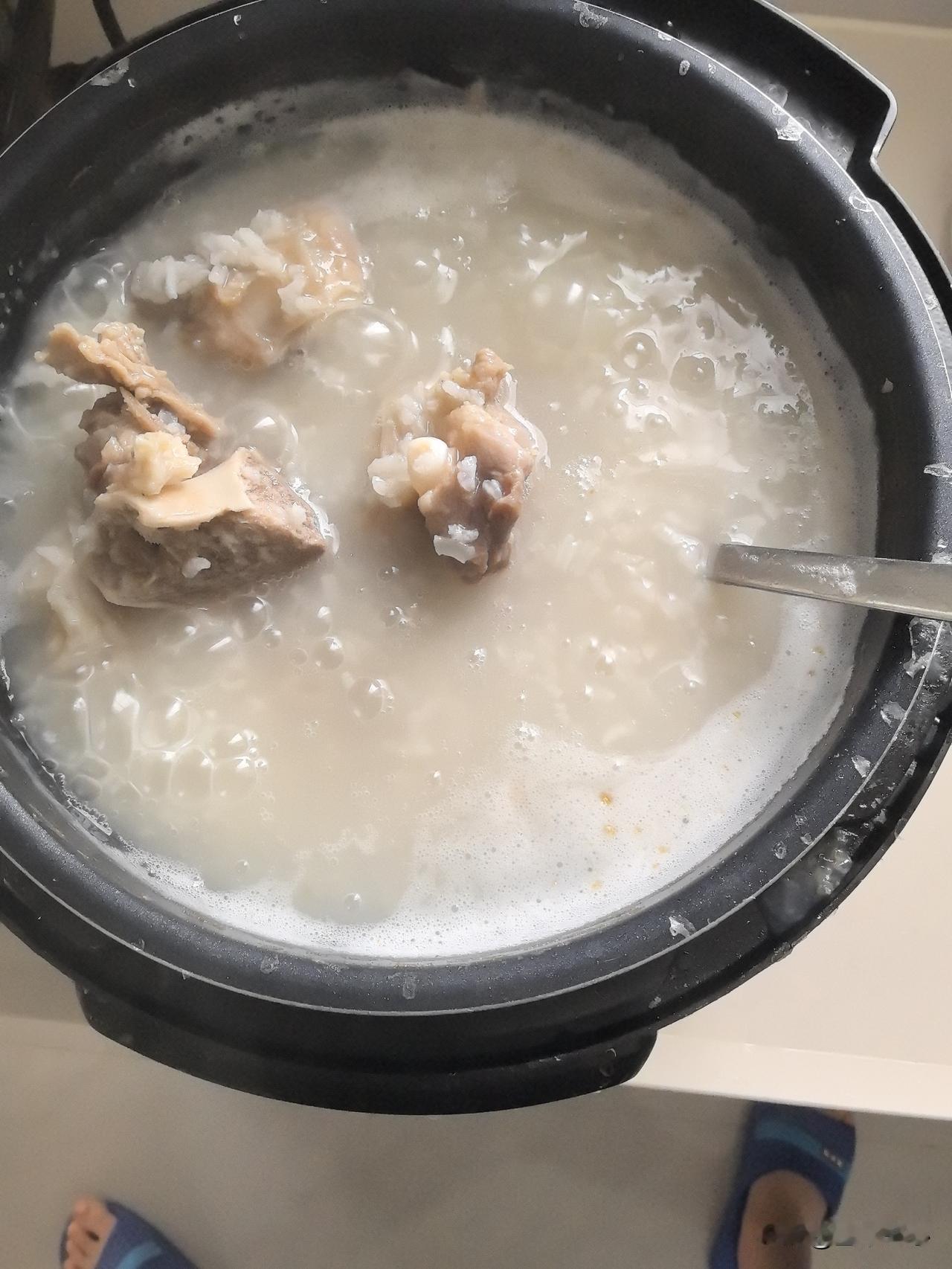 周末的仪式感，从一锅咸香入骨的粥开始！ 提前用盐把筒骨腌足一整晚，让鲜味牢牢锁进