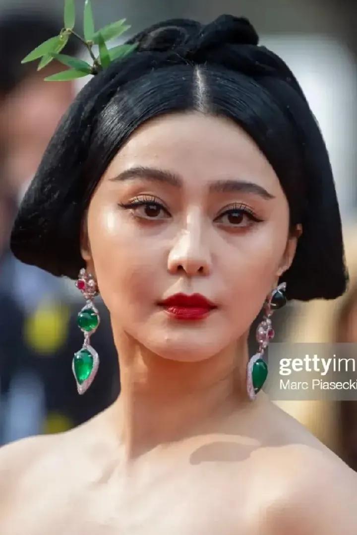 范大美女也老了，已过不惑之年，脸上法令纹木偶纹都出来了，眼神暗淡无光，精气神都没