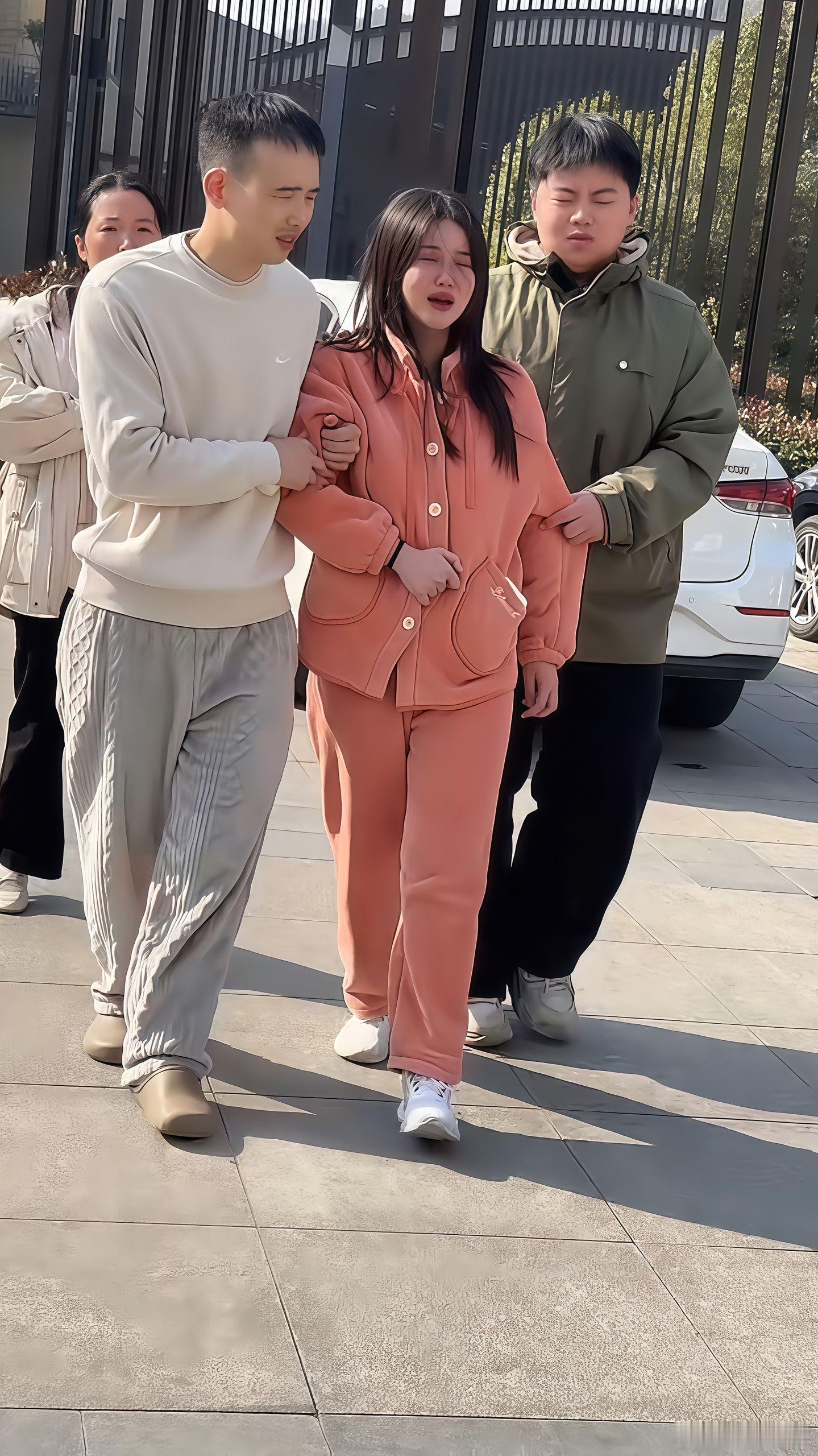 小洛熙妈妈小🐶洛洛，爸爸妈妈奶奶们都来给你送温暖了，奶奶亲手缝的被子也给你送去