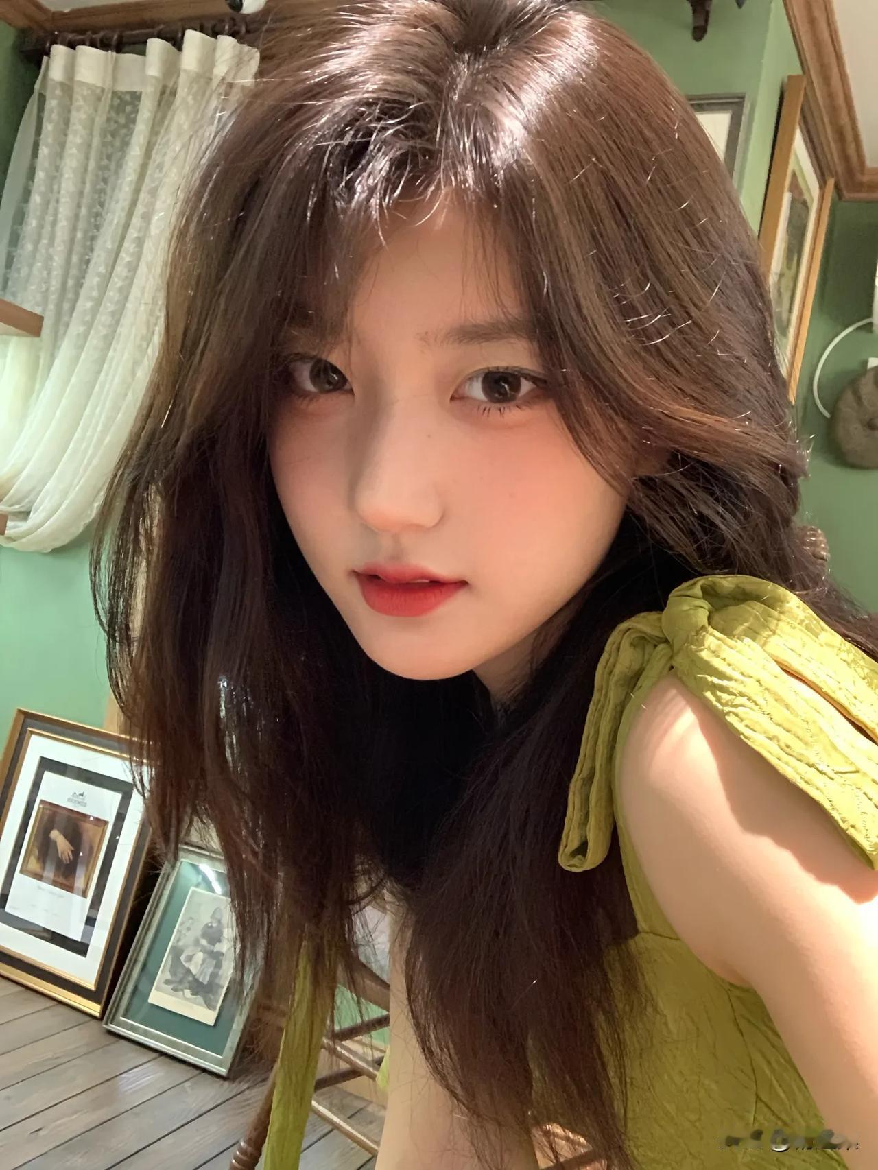 什么样的女人才是我最喜欢的类型？还真不好一概而论。
有人喜欢可爱型，萝莉萌动，像