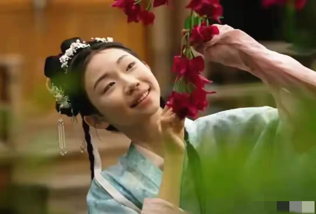 濮存晰11岁的外孙女韩子萱首次参演短剧，遭到了网友质疑，被指“颜值太差”。
这孩