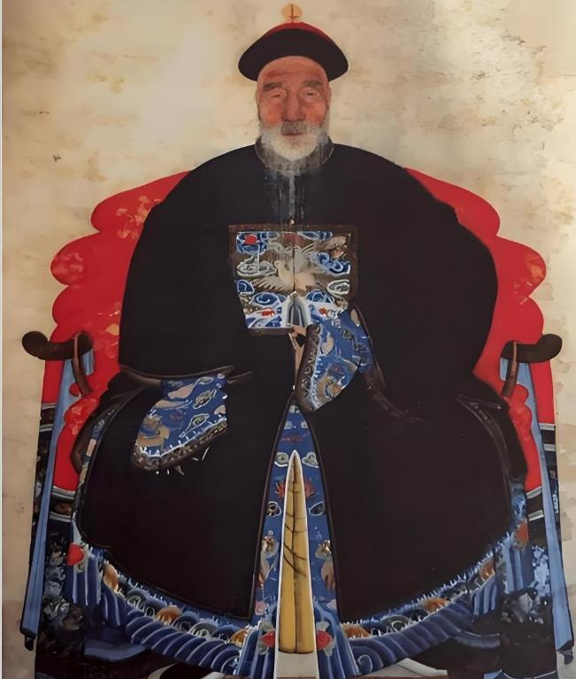 乾隆嫌考生太丑，当场出上联羞辱：“独眼不能登金榜。”满朝大臣捂嘴偷笑。考生不慌不