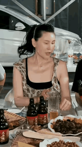 馋嘴的女人就是这种下场，你消费别人的钱财，别人就会撕掉你的矜持，让你的狼狈一览无
