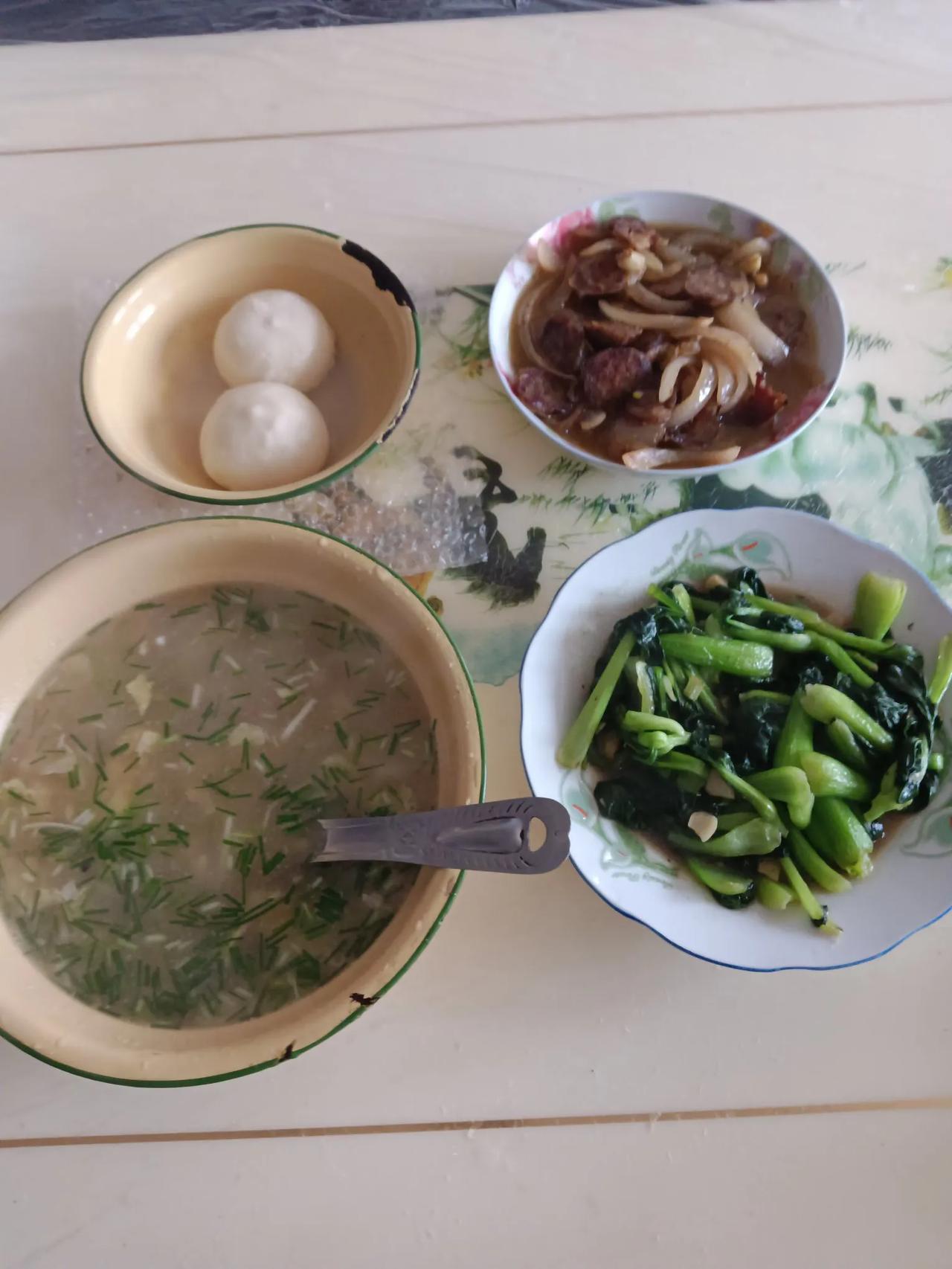 简简单单又一餐坐标鄂州华容，一个人的一日三餐必须吃好。昨天是周末降温了，上午去买