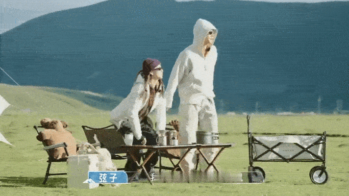 这对夫妻也太会玩了！弦子翻跟头找土拨鼠雀跃到飞起，李茂逗趣吐槽梗不断，俩人幼稚感