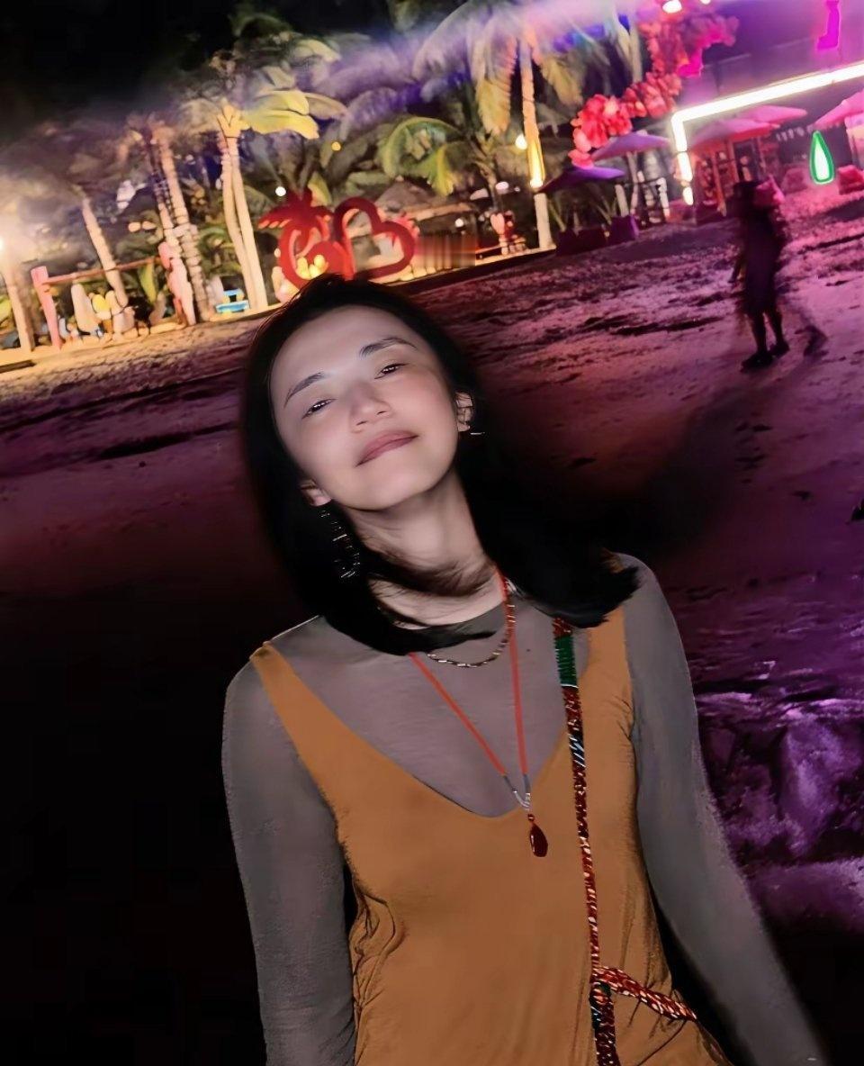 穿透视衣，着紧身裙，
姚晨这波真不是“放飞自我”，
而是把离婚后的底气穿在了身上