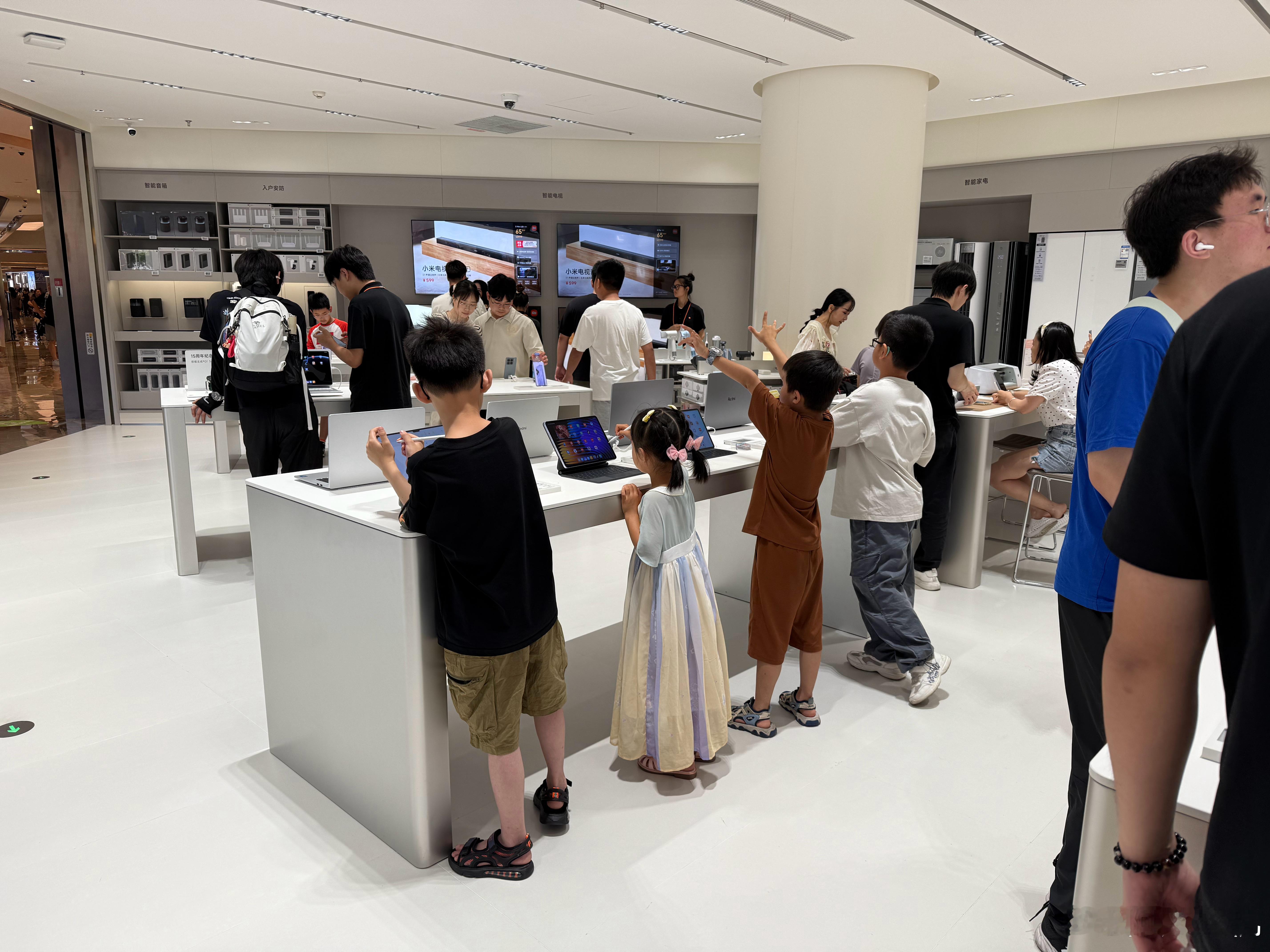 周末来小米看YU7 Max，不愧是小米网吧，下面堆满了小学生，关键是店员也不会驱