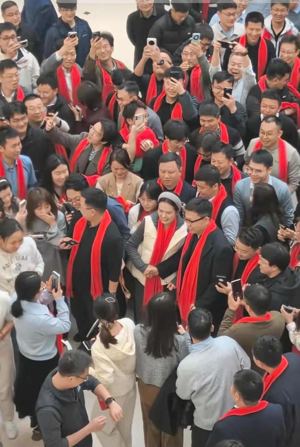 2月15日，有网友分享视频，余承东探望华为安徽区域总部员工。

视频中，余承东笑