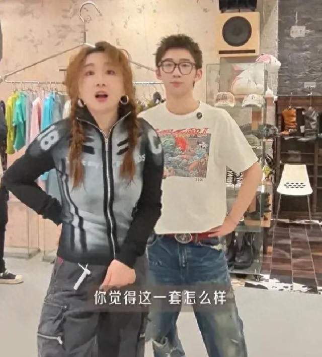 傅首尔和17岁的儿子逛街，母子关系真好，我更羡慕她现在的身材