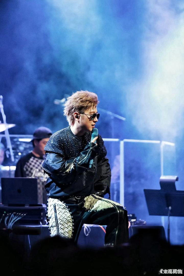 王以太 哀人舞台获赞哀人组太好听了 全开麦直播状态依旧在线，王以太气息和咬字都很