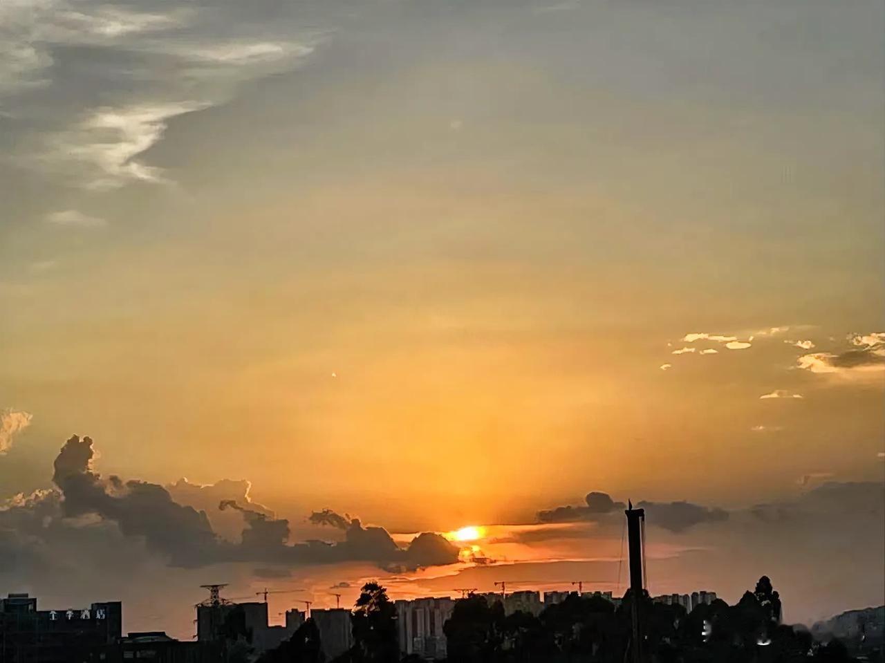 #捕捉夏日的每一个瞬间#
来了来了，它又炫彩现天边了，
加班狗的快乐就是上洗手间