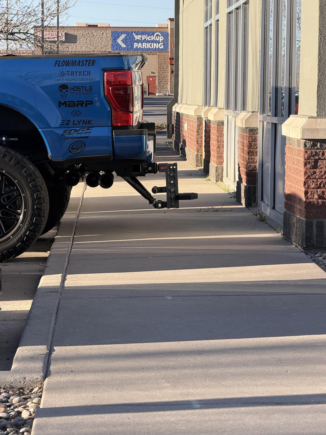 人行道上横着个拖车钩，直接堵死了路。最绝的是，这玩意儿对盲人尤其危险——导盲杖会