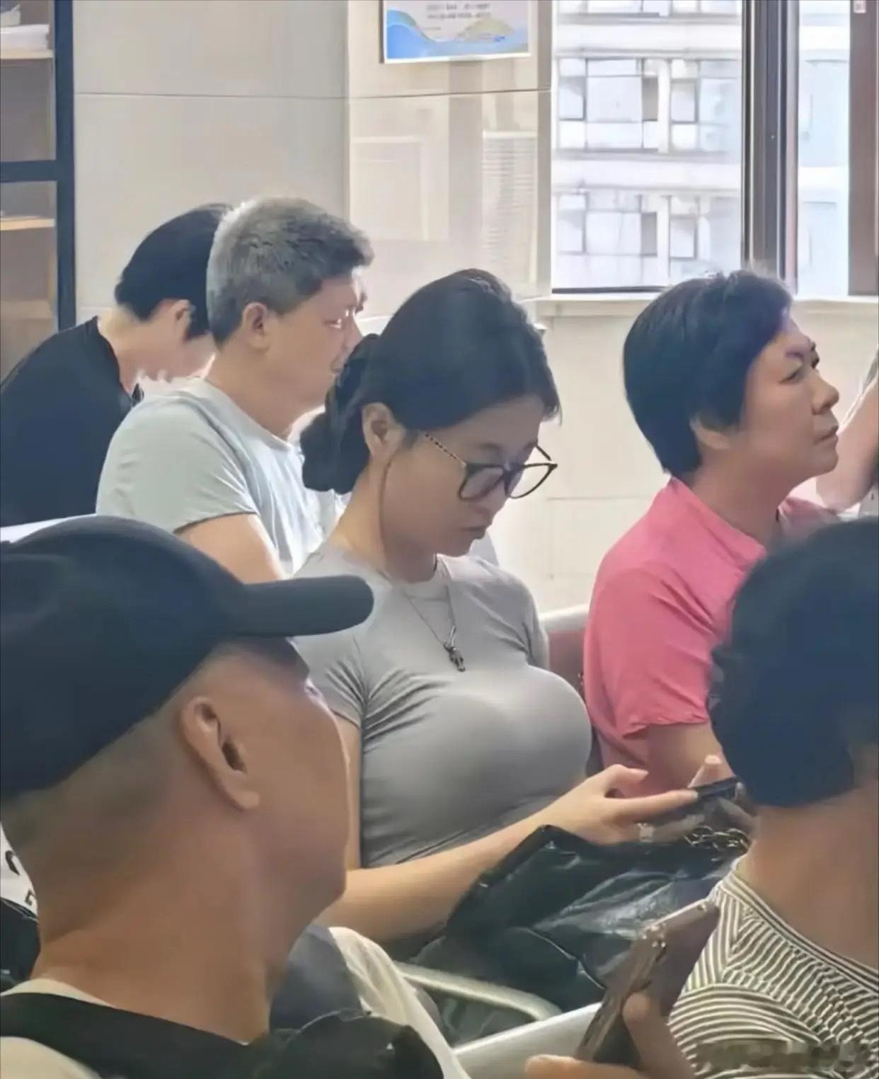 有人在百忙之中挤时间也要去开家长会。 ​​​