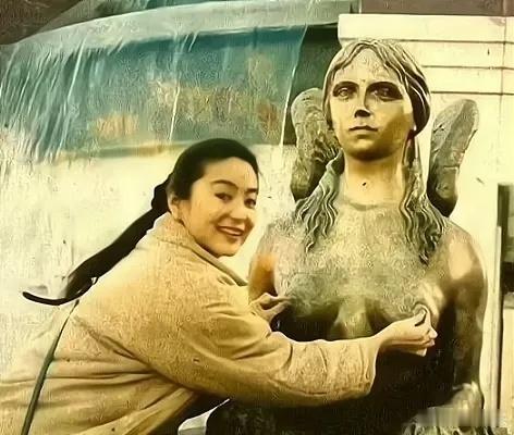 林青霞年轻时的放荡不羁让人惊讶！若在现今的网络环境中，这种行为定会引来谩骂。 ​