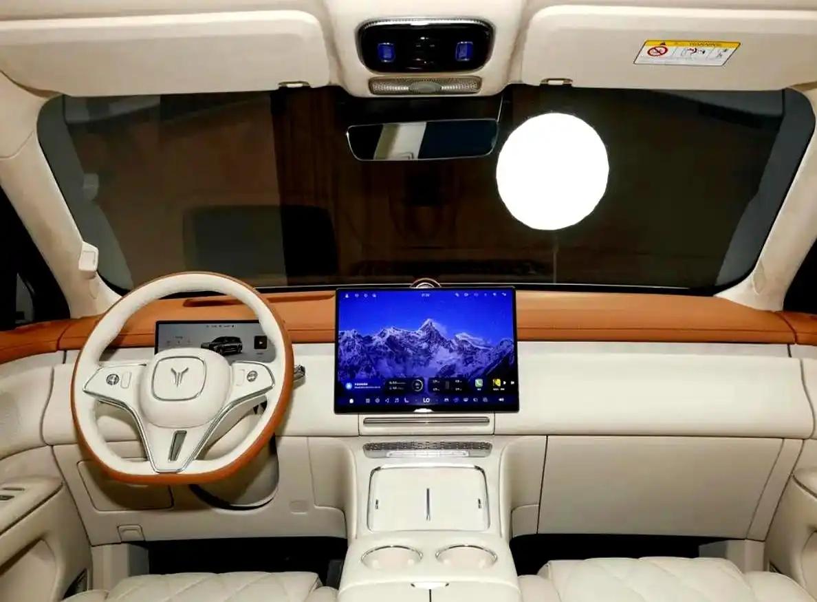 别看它体型巨大，岚图泰山在空气动力学上下了功夫，风阻系数做到了0.32。

这个