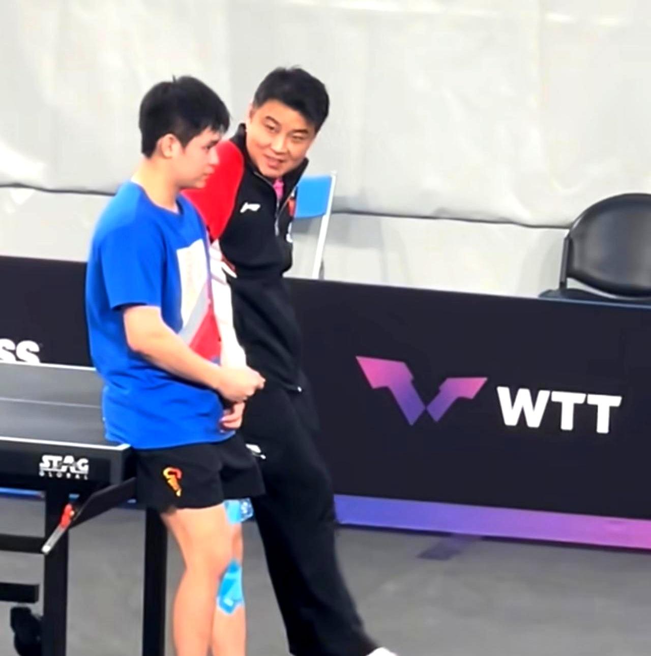 王皓黑脸被骂上热搜第3天
 

镜头里，他冲林诗栋吼完就转身离场，脸比输球还难看