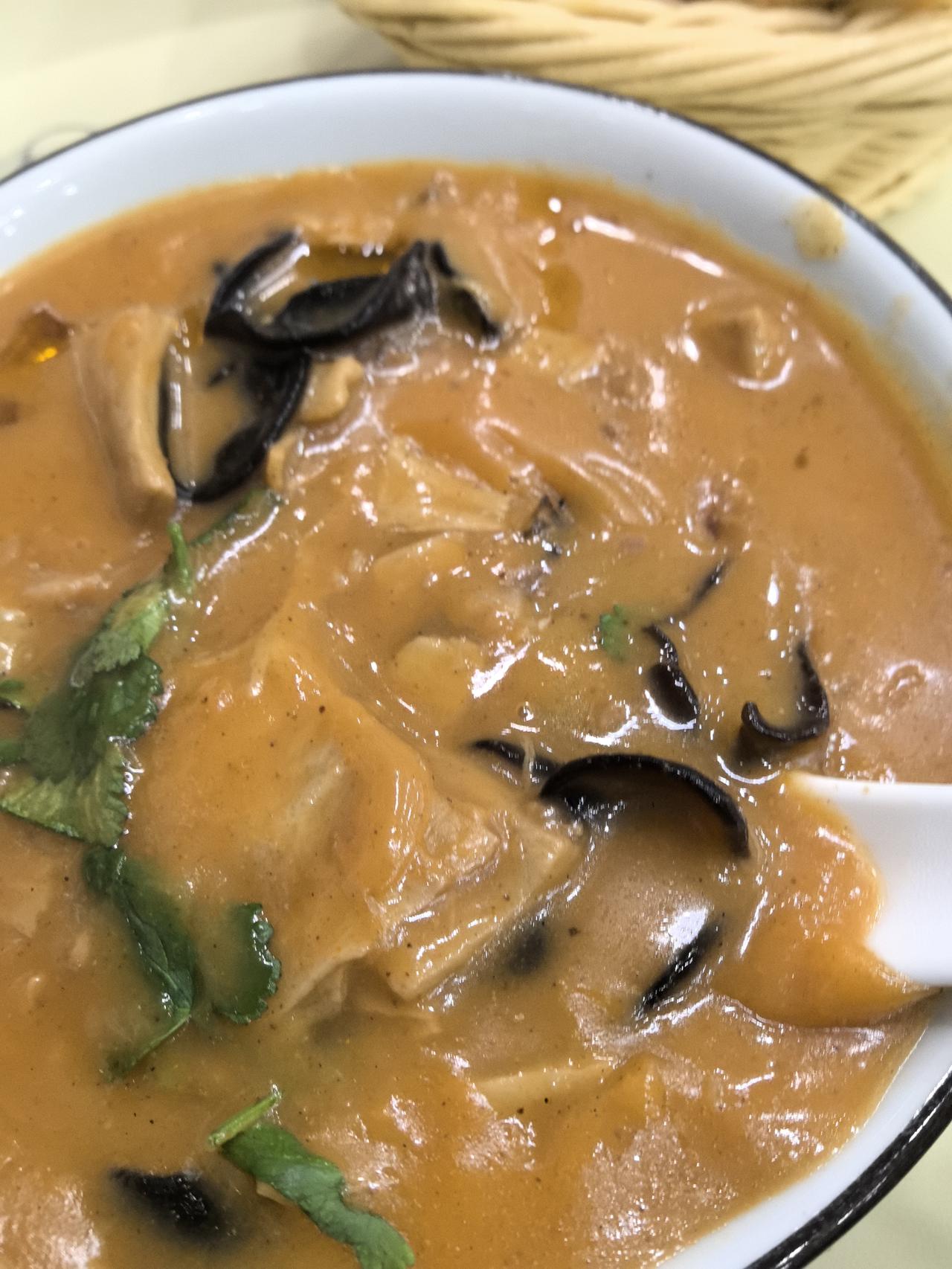 成都鼓楼街北二街。早餐，一碗胡辣汤，半份葱油饼，14元。好这一口，偶尔来尝尝。[