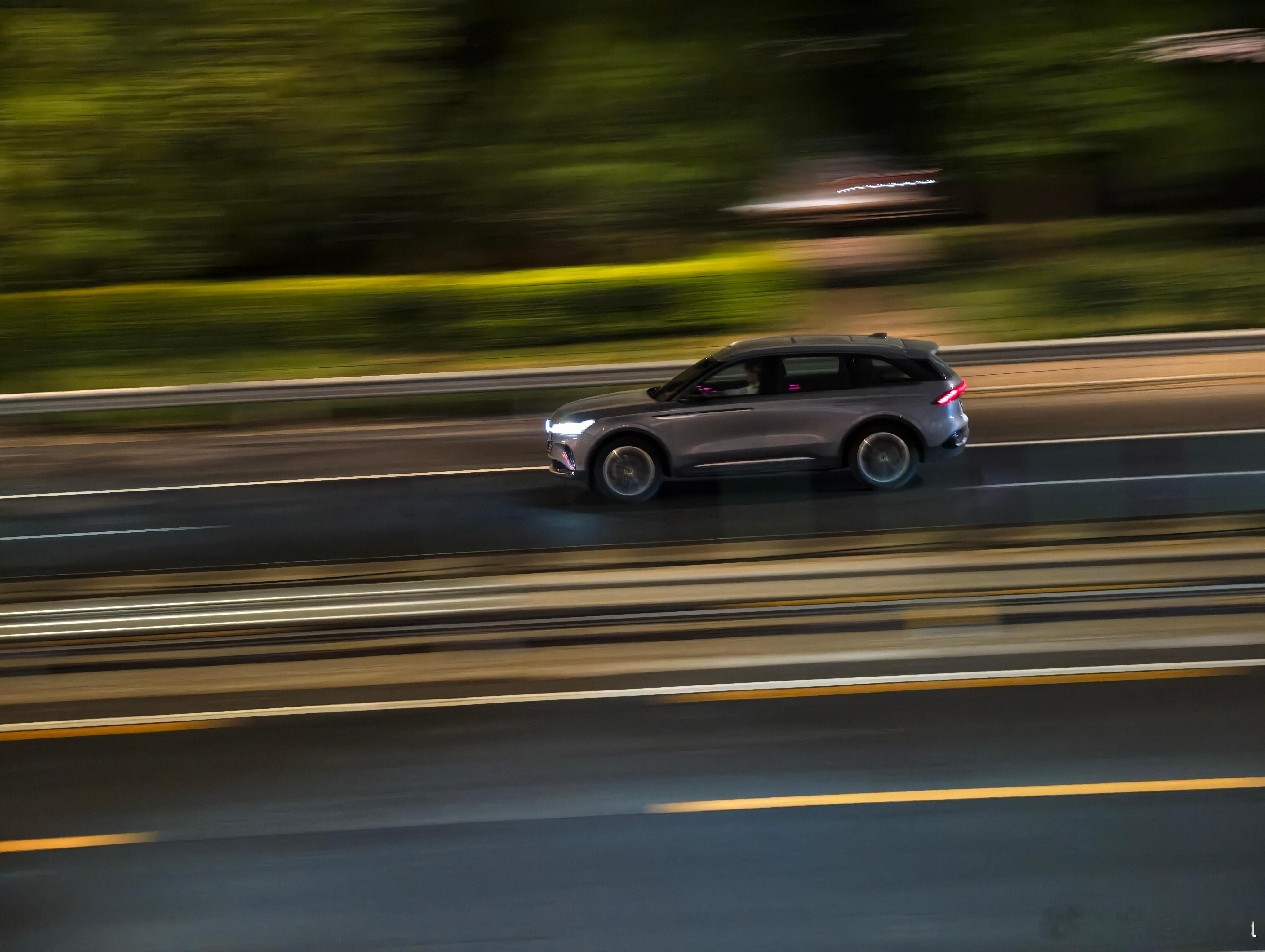 我觉得开轩逸朗逸这些家用车的，没资格讨论新能源是好是坏。一辈子连3000转都没感