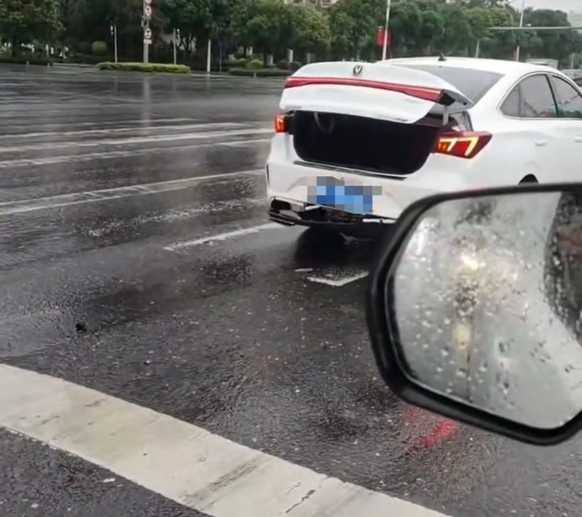 6月15日，网友反映：玉林二环路一红绿灯路口教练车追尾小车，导致前面的这辆小车后