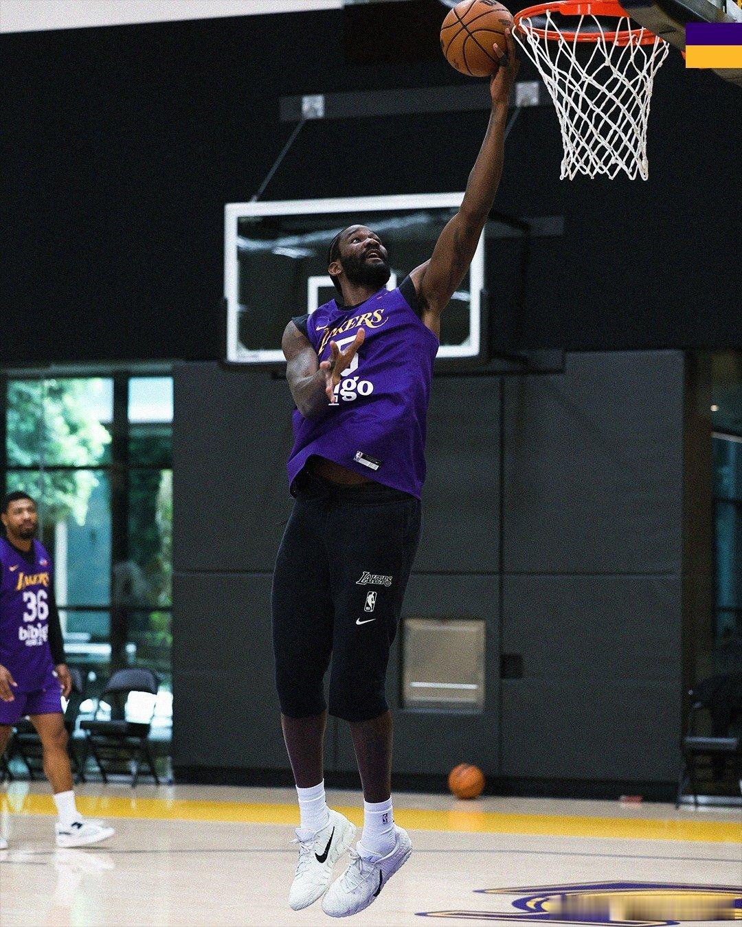 季后赛，后天正式开启.  cr：隆多的战术板 