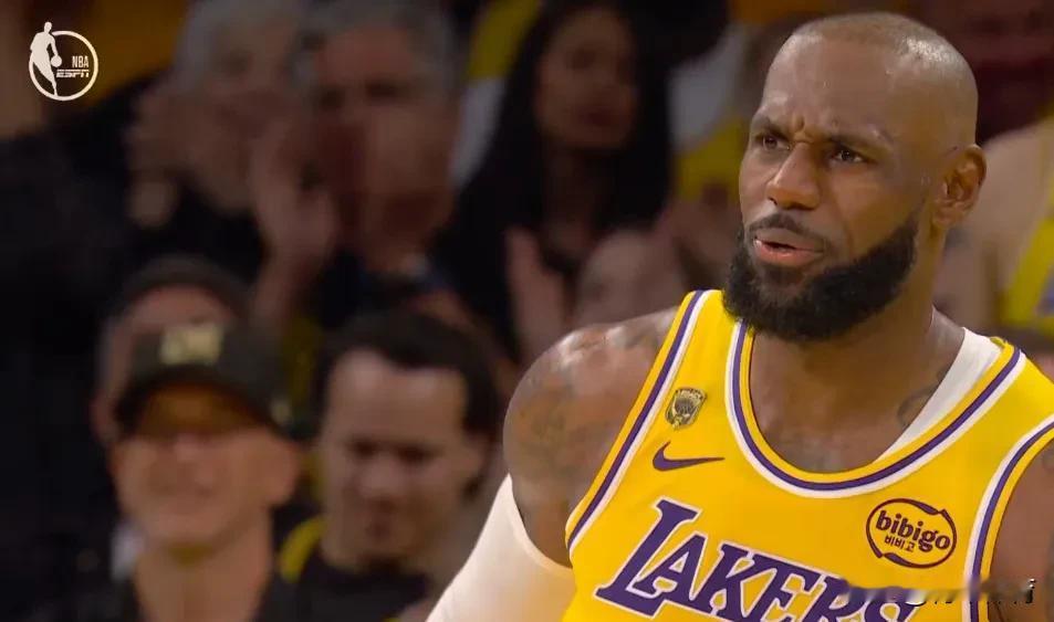 前无古人后无来者，詹姆斯父子再度创造历史。
詹姆斯和布朗尼在季后赛同时登场，这创