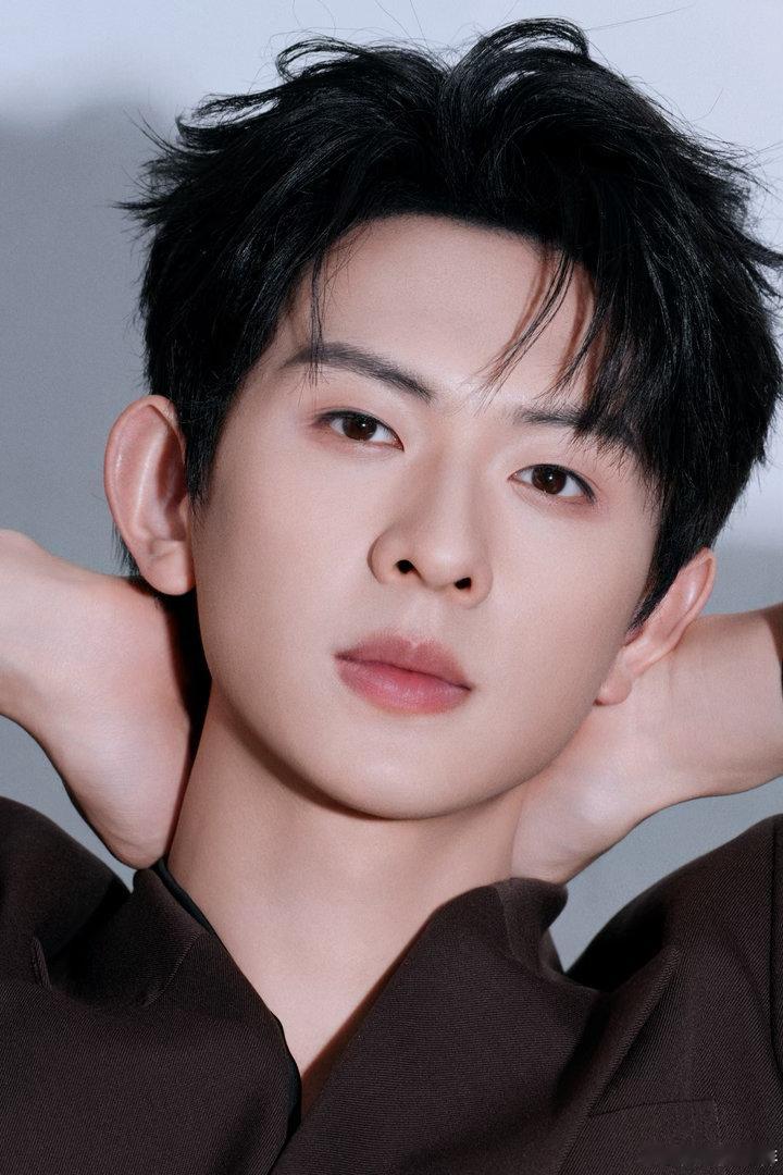 陈添祥看镜头这一下心跳漏拍了 陈添祥的深情眼真的是自带技能点。看镜头这一下，明明