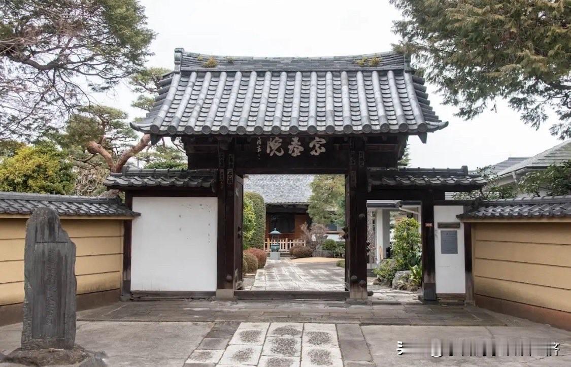 在东京住了几年，居然不知道高円寺的宗泰院有汉奸汪精卫的墓，1946 年，汪汉奸的