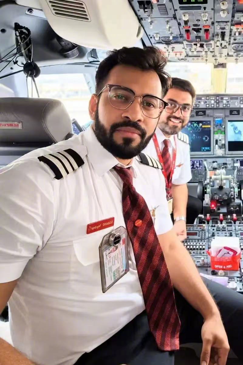 迪拜航空机长被刺仍开舱门热点解读 BBC称，一架从阿联酋杜拜飞往以色列的客机上，