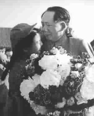 她是唯一敢当众抱住毛主席的女人，全军135万人只有154人获一等功，她是唯一的女