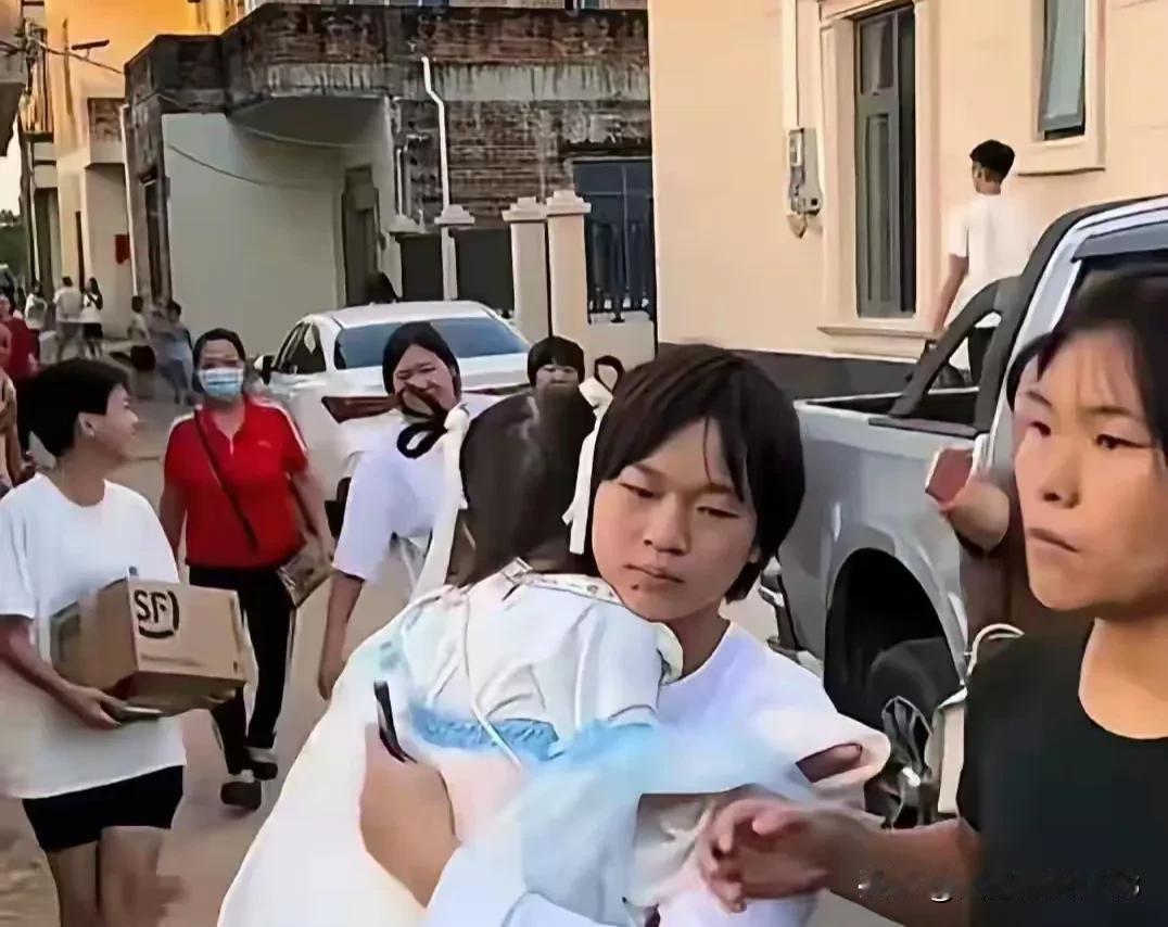 终于知道全红婵为什么一回老家就抱着一个小女孩了。原来全红婵老家很多人围在全红婵家