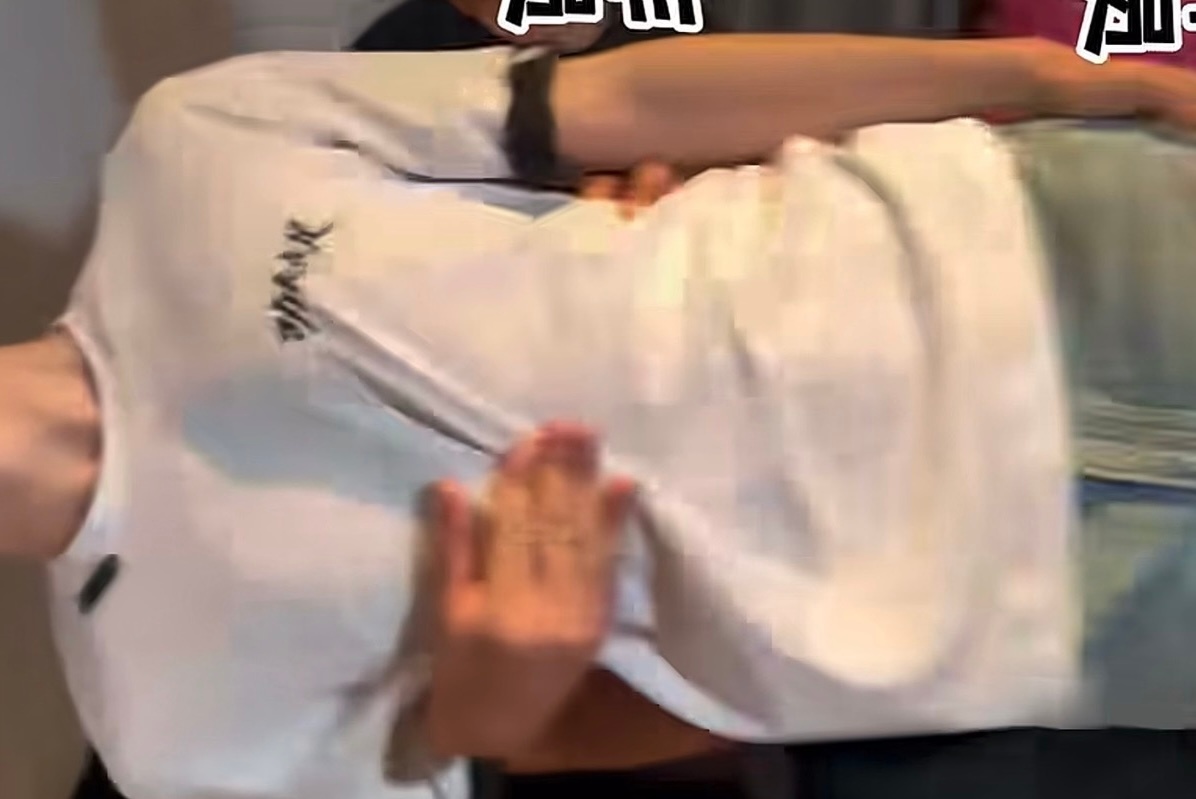 你只需摊开手掌 或是伸出一条手臂 便能轻易环住他的腰 他的身形停留在少年与青年之