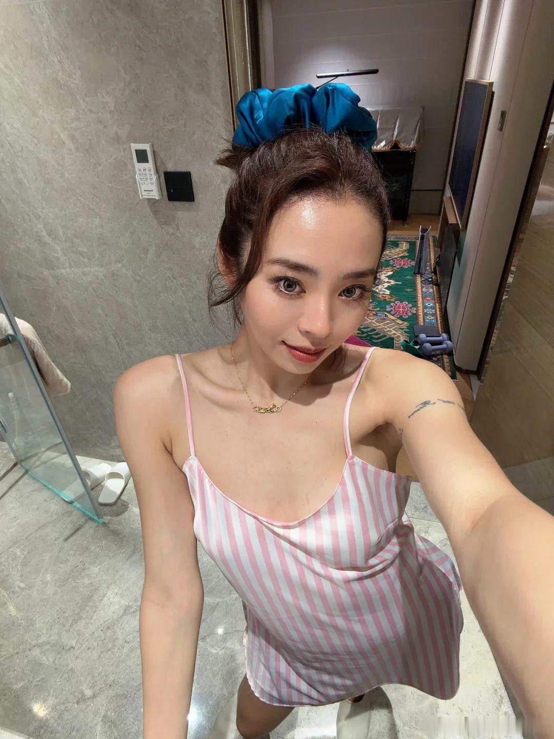 洗澡前被镜子里的自己硬控了30秒...🤔本来只是想脱衣服洗澡，结果一照镜子，诶
