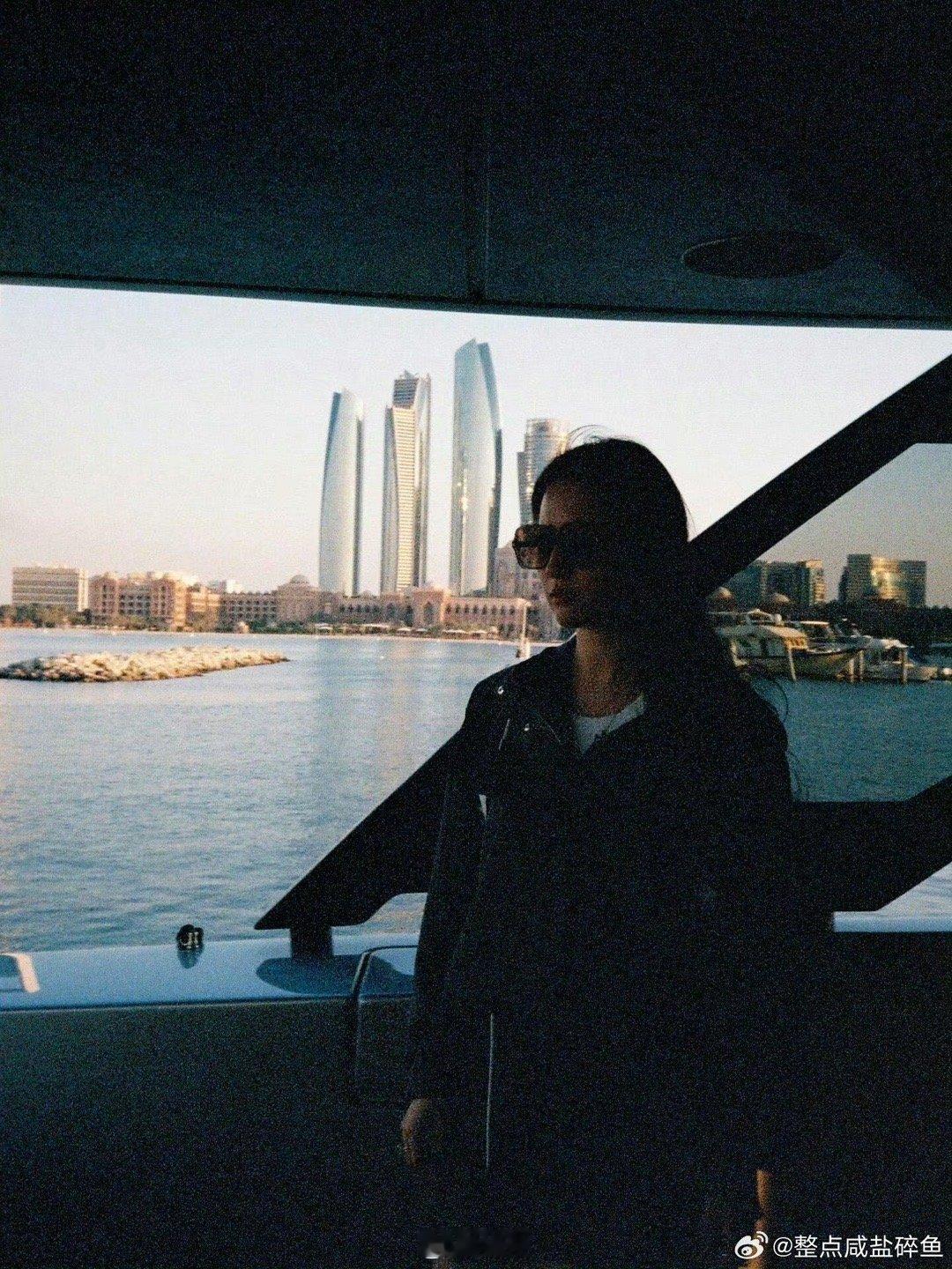 刘亦菲 雕塑般侧脸 刘亦菲ins胶片照上新！这侧脸线条简直是雕塑级别的吧，女娲炫