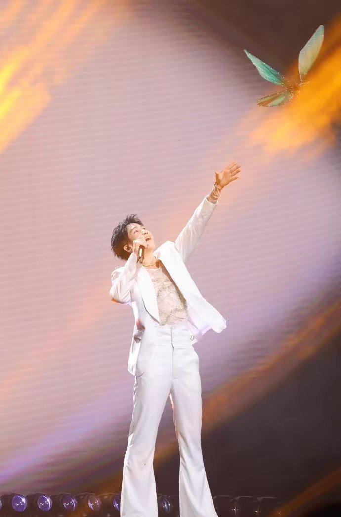 白举纲你神图有了 哇塞！白举纲这张神图里，光与影完美交织，凸显出他精致五官，必须