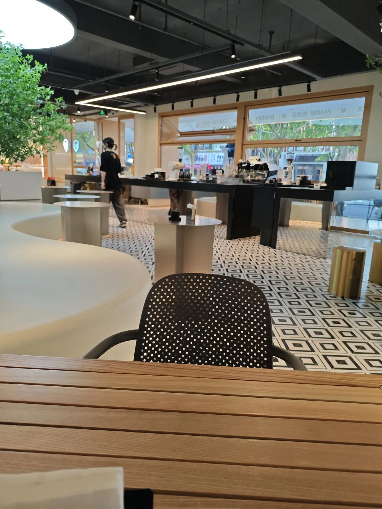 最近老妈住院了，所以我经常来往于医院。在医院附近呢，有这么一家咖啡厅，环境特别好