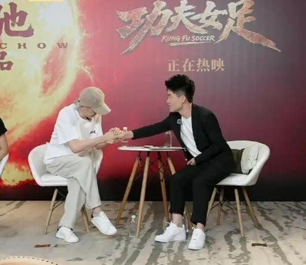看《大话西游》500遍是董宇辉夸张，还是周星驰较真？说实话，董宇辉说500遍，只