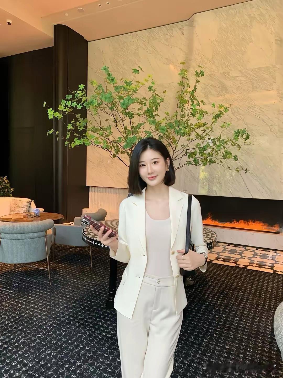 优雅白领穿搭，自信满满的一天！💼✨